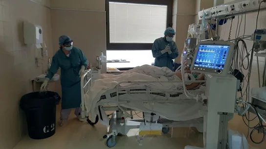 Sanitarios atienden a un paciente covid hospitalizado Sanitarios atienden a un paciente covid hospitalizado