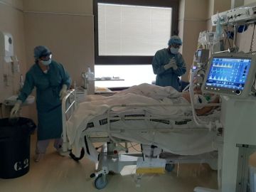 Sanitarios atienden a un paciente covid hospitalizado