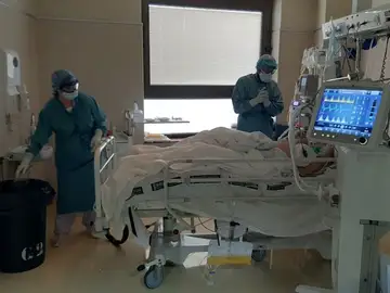 Sanitarios atienden a un paciente covid hospitalizado