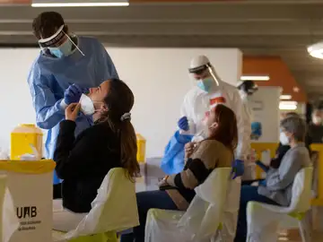 Profesionales sanitarios realizan test de coronavirus en la Universidad Autónoma de Barcelona 
