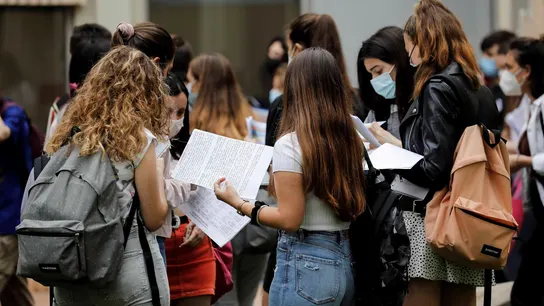 Un grupo de estudiantes en la jornada de pruebas de acceso a la Universidad en España Un grupo de estudiantes en la jornada de pruebas de acceso a la Universidad en España