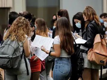 Un grupo de estudiantes en la jornada de pruebas de acceso a la Universidad en España