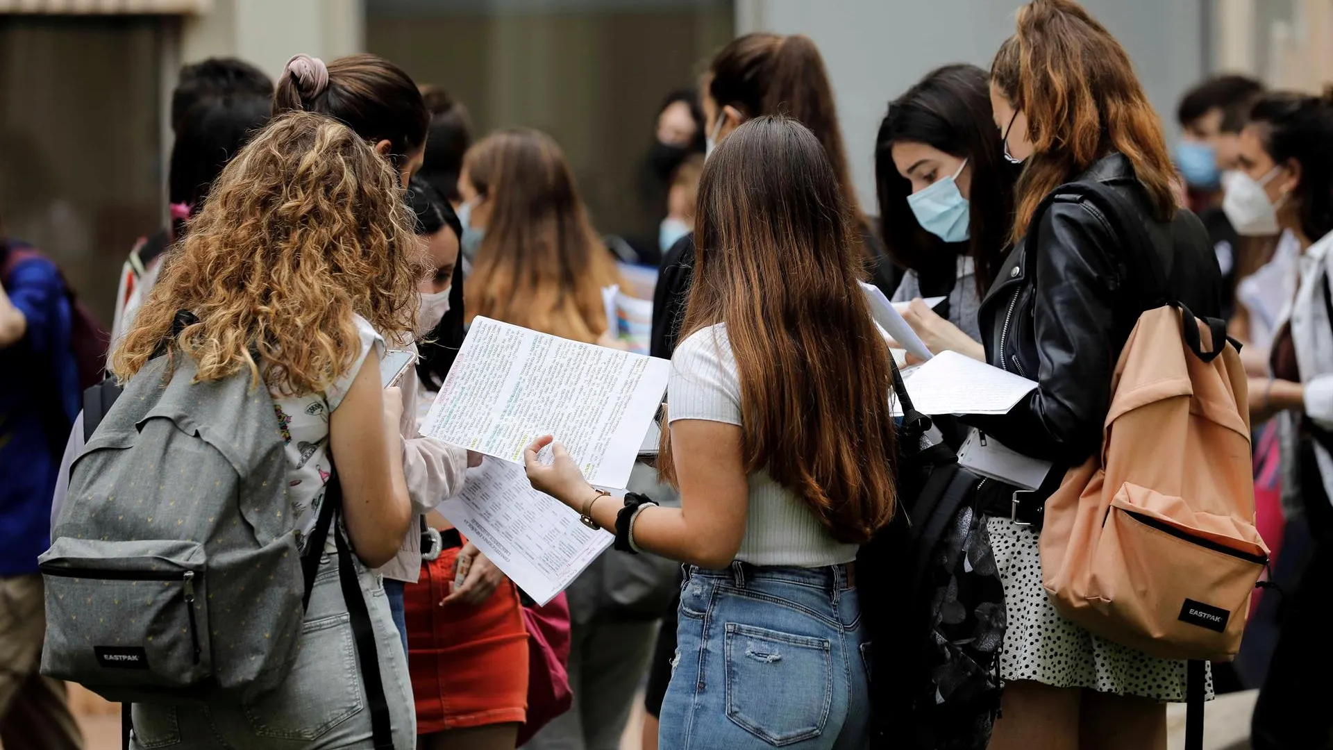 Un grupo de estudiantes en la jornada de pruebas de acceso a la Universidad en España