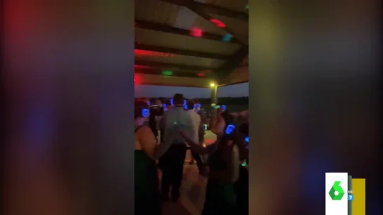 Fiestas con auriculares: la sorprendente última moda que deja imágenes surrealistas Fiestas con auriculares: la sorprendente última moda que deja imágenes surrealistas