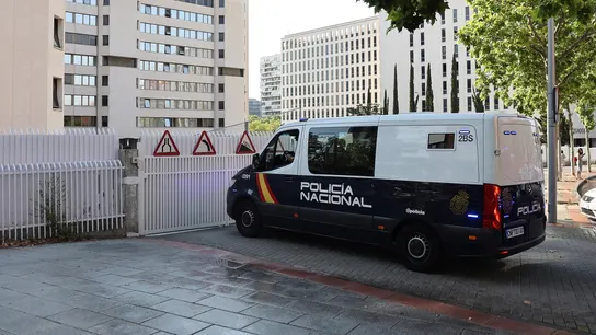 Vista de un furgón de la Policía Nacional en el que ha sido trasladado el detenido. Vista de un furgón de la Policía Nacional en el que ha sido trasladado el detenido.