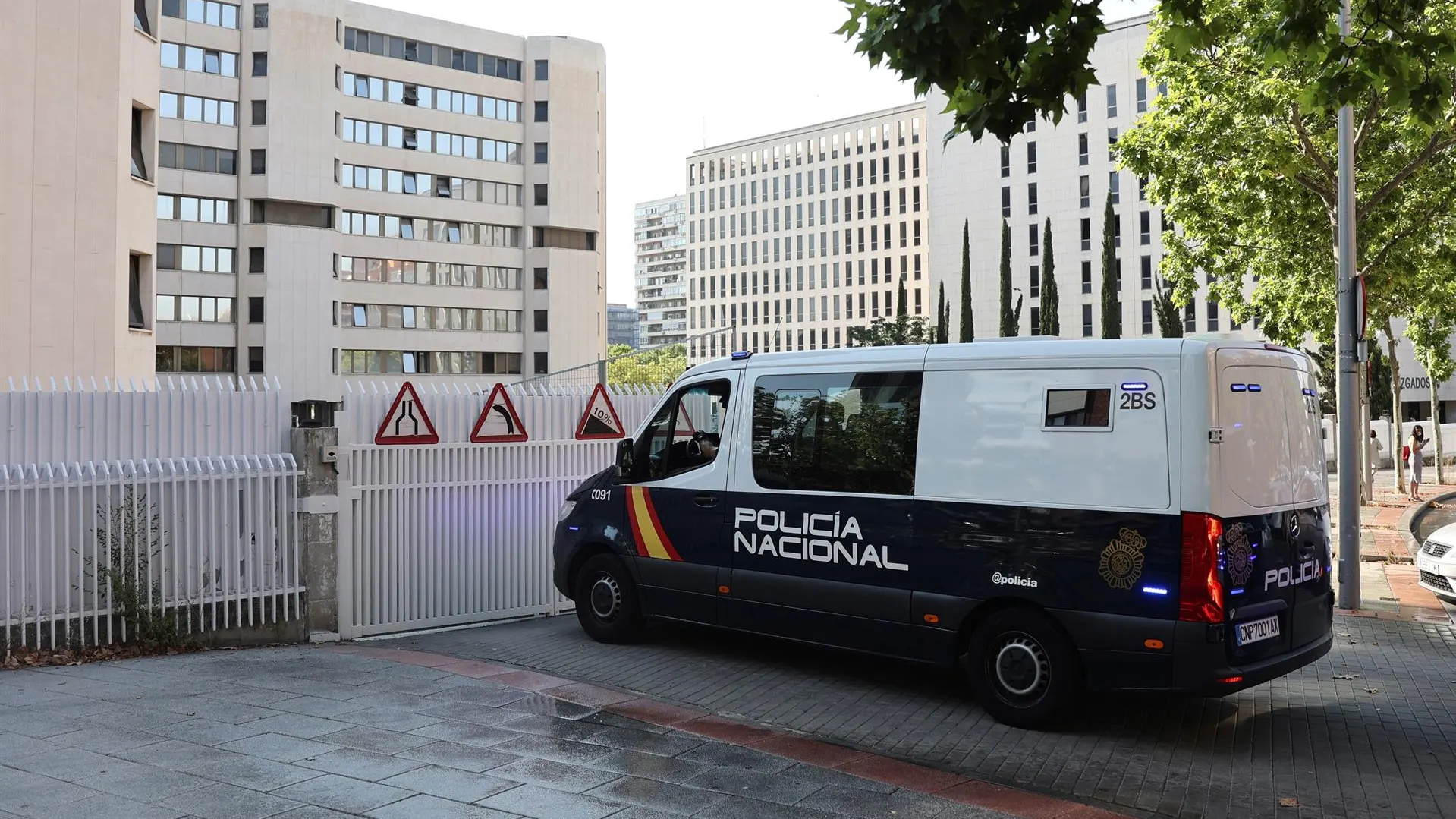 Vista de un furgón de la Policía Nacional en el que ha sido trasladado el detenido.