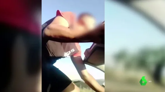 La temeridad del conductor de un descapotable en Huelva: suelta los pedales y se pone de pie sobre el asiento La temeridad del conductor de un descapotable en Huelva: suelta los pedales y se pone de pie sobre el asiento