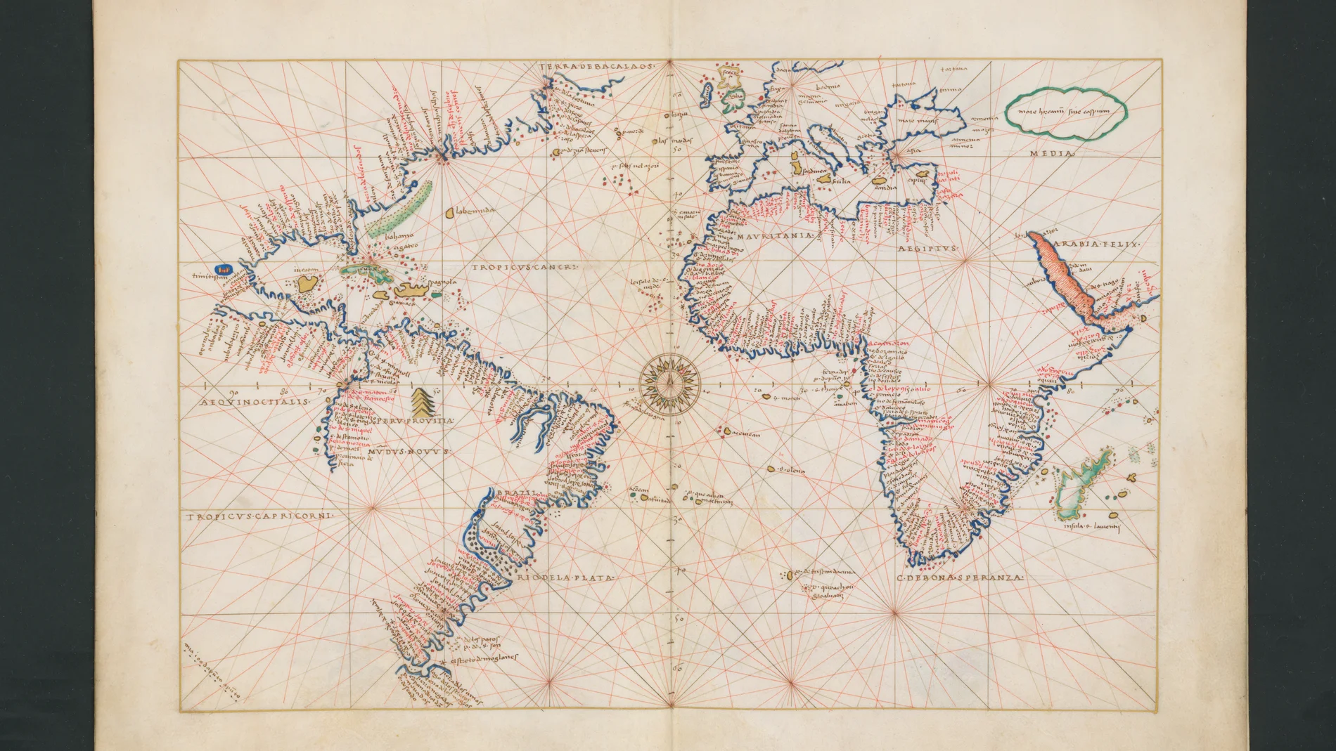 Detalle de uno de los mapas del interior del atlas portulano recuperado.