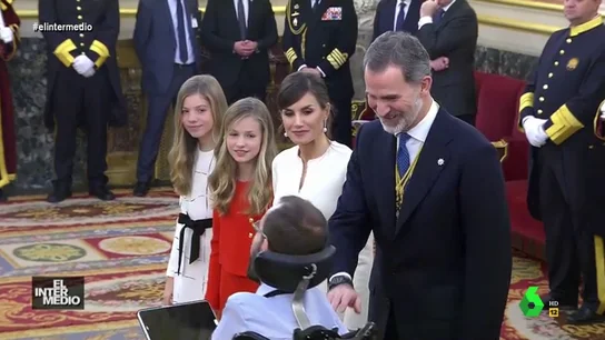 Vídeo manipulado - Echenique alucina a los reyes al fingir que va en moto haciendo el ruido de un motor Vídeo manipulado - Echenique alucina a los reyes al fingir que va en moto haciendo el ruido de un motor