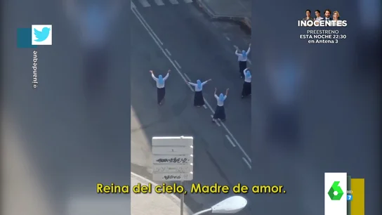 El surrealista cántico viral de unas monjas en plena calle intriga a los vecinos: "¡Cómo se lo pasan!" El surrealista cántico viral de unas monjas en plena calle intriga a los vecinos: "¡Cómo se lo pasan!"