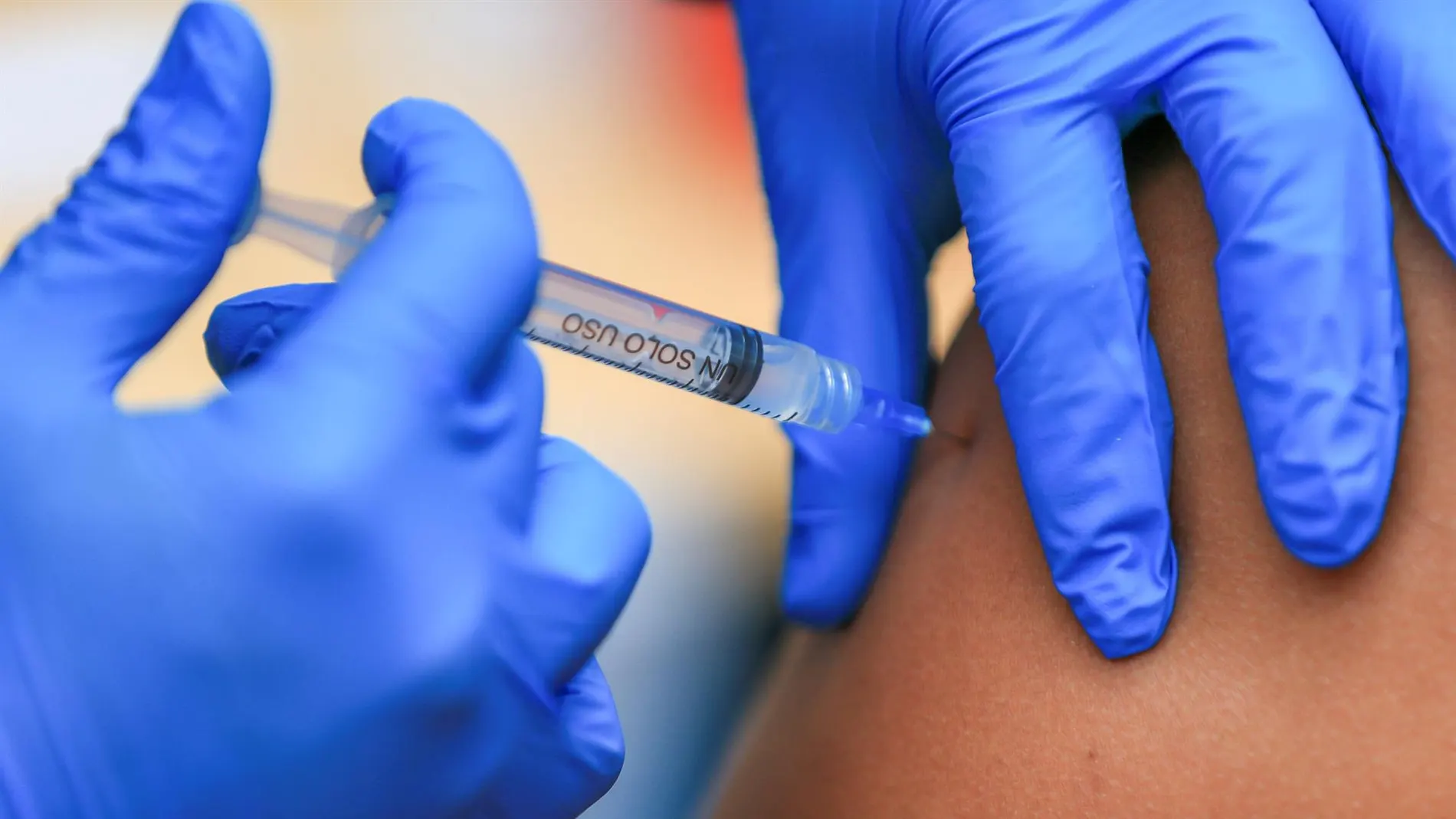 Una persona recibe una dosis de la vacuna contra el COVID-19