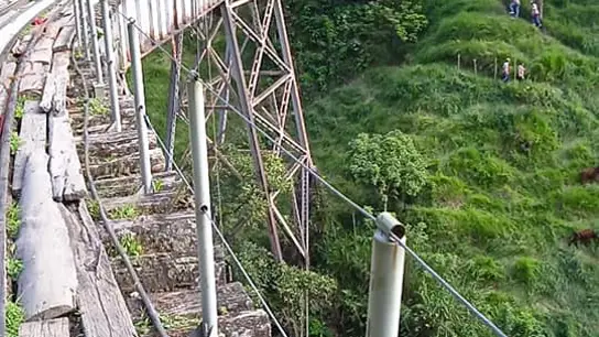 Muere una joven de 25 años mientras hacía 'bungee jumping' en un viaducto Muere una joven de 25 años mientras hacía 'bungee jumping' en un viaducto