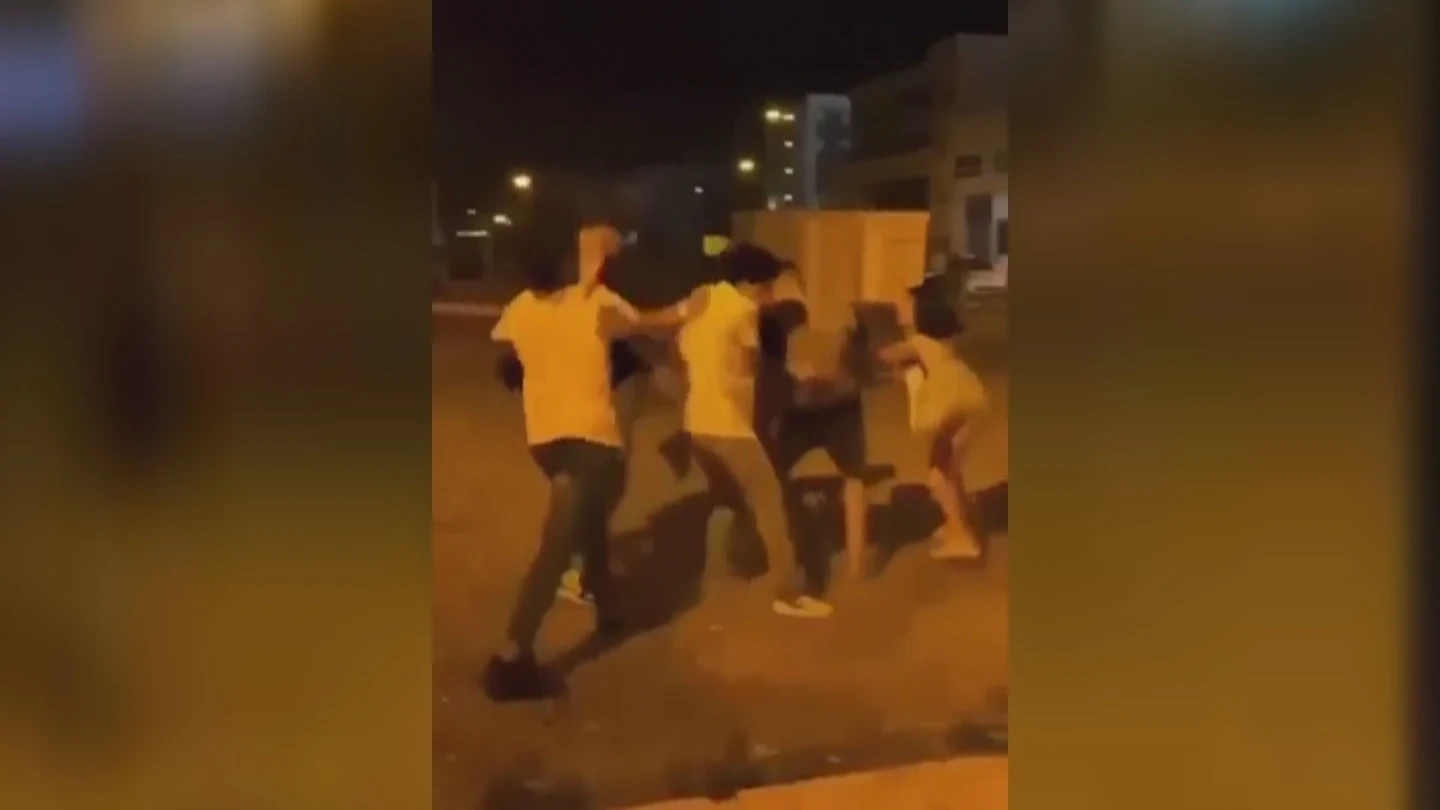 Momento en el que un joven recibe una pedrada en la cabeza Momento en el que un joven recibe una pedrada en la cabeza
