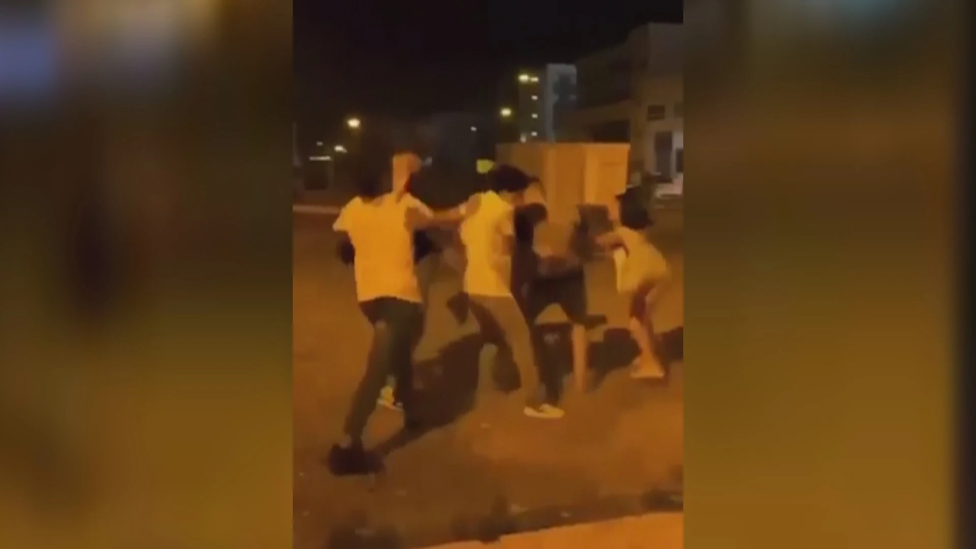 Momento en el que un joven recibe una pedrada en la cabeza