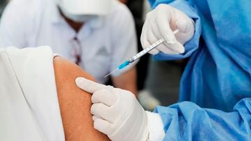 Una enfermera pone una vacuna contra la COVID