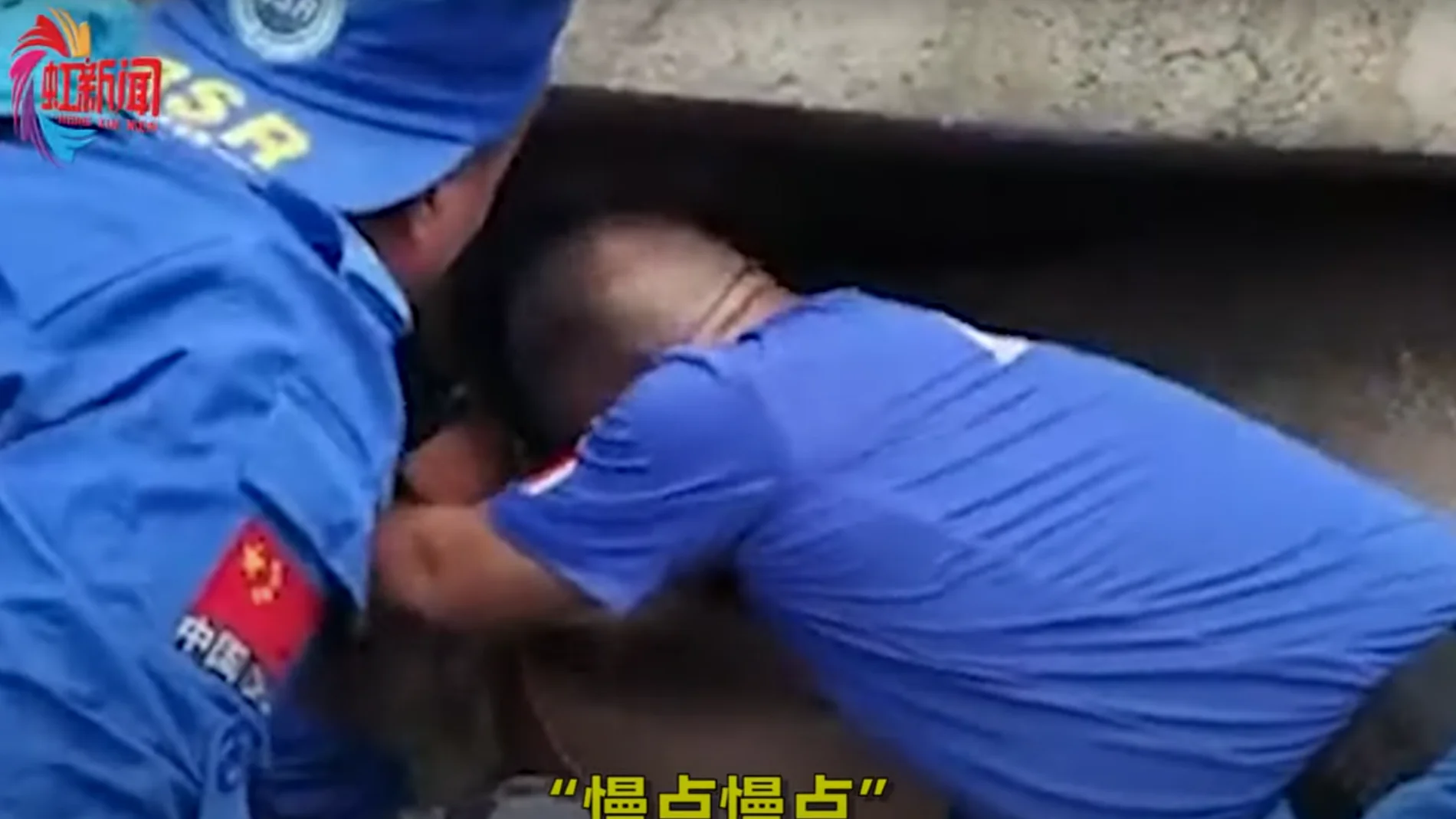 Momento del rescate de un niño de cinco meses en Henan (China)