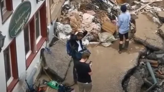 La periodista Susanna Ohlen se mancha de barro para informar sobre las inundaciones en Alemania La periodista Susanna Ohlen se mancha de barro para informar sobre las inundaciones en Alemania