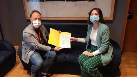 Javier Vilalta, el hombre cuyo recurso ha sido aceptado, junto a la presidenta de la Comisión de Igualdad de Les Corts Les Corts