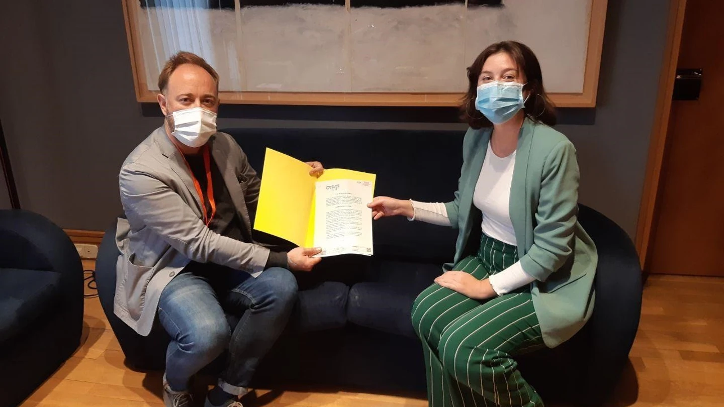 Javier Vilalta, el hombre cuyo recurso ha sido aceptado, junto a la presidenta de la Comisión de Igualdad de Les Corts Les Corts