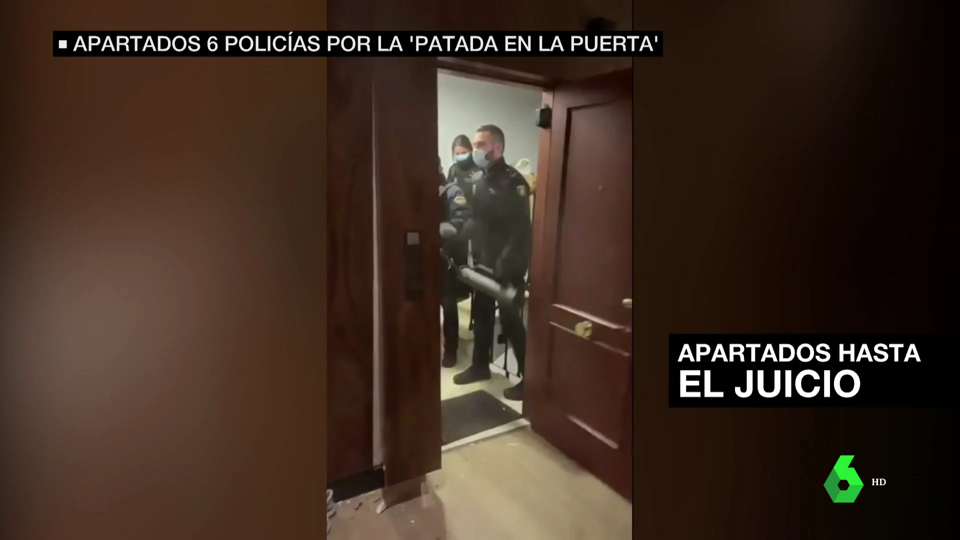 policias patada puerta