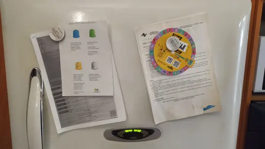 Imagen de la nevera de José Vicente y Víctor, en la que se ven las 'chuletas' para reciclar Imagen de la nevera de José Vicente y Víctor, en la que se ven las 'chuletas' para reciclar