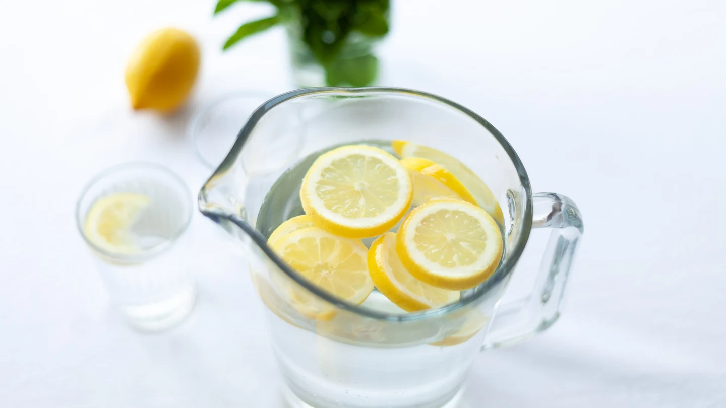 El mito del agua con limón para adelgzar: esos son (realmente) sus beneficios El mito del agua con limón para adelgzar: esos son (realmente) sus beneficios