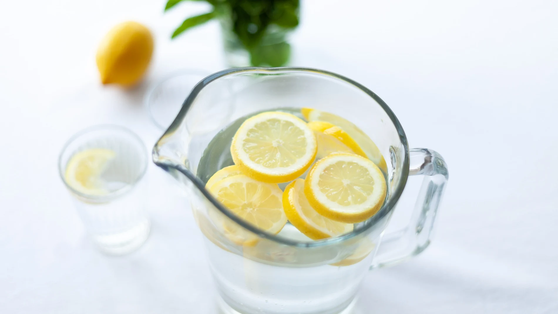 Agua con limón para adelgazar o depurar: estos son (realmente) sus  beneficios