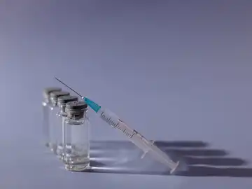 Imagen de archivo de varios viales de una vacuna y una jeringuilla