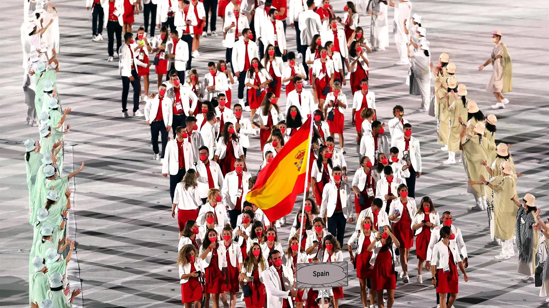 La delegación española durante el desfile inaugural de los Juegos Olímpicos de Tokio