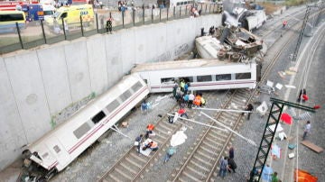 Estado en el que quedó el tren Alvia que cubría la ruta entre Madrid y Ferrol, tras descarrilar cerca de Santiago de Compostela