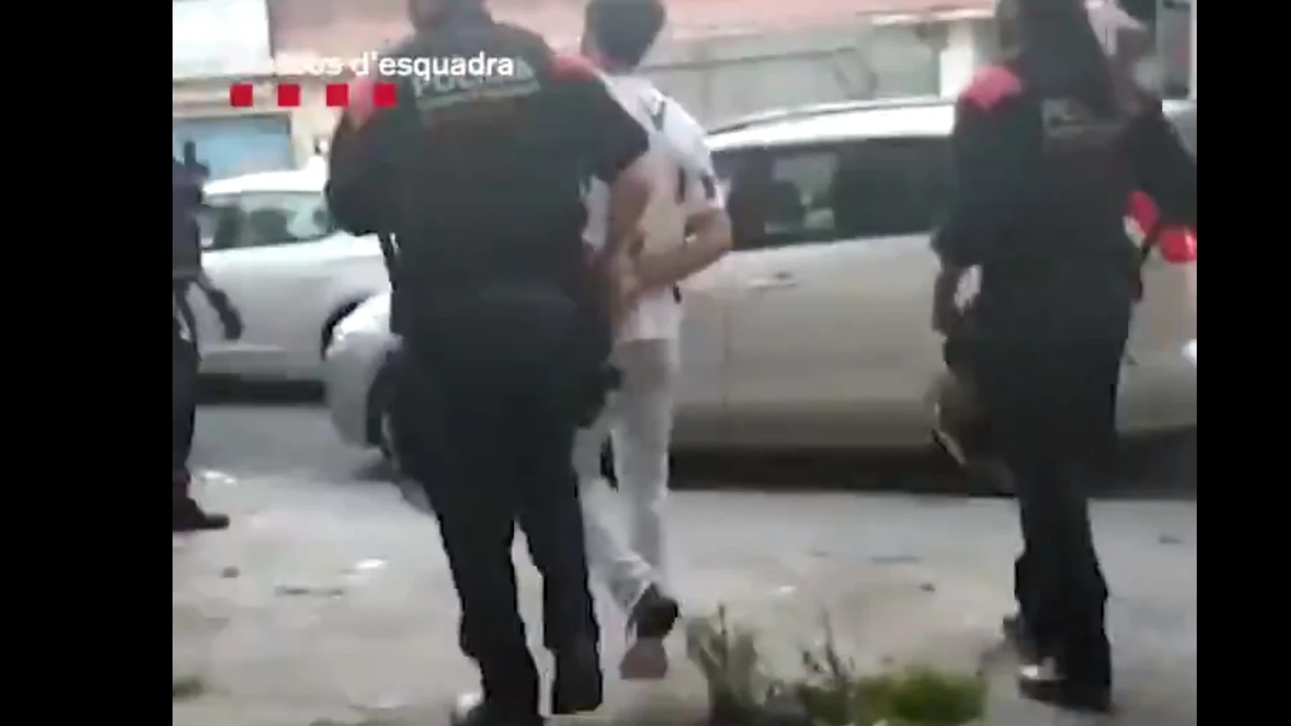 Cae un clan que echaba a las familias de sus casas en Badalona para plantar en ellas marihuana Cae un clan que echaba a las familias de sus casas en Badalona para plantar en ellas marihuana
