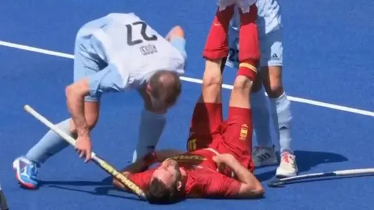 Un jugador argentino golpea al español David Alegre con el stick en la cabeza Un jugador argentino golpea al español David Alegre con el stick en la cabeza