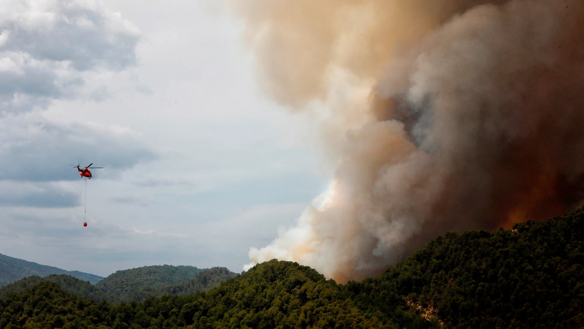 n helicóptero de la UME trabaja en la extinción del incendio en la sierra de Santa María de Miralles