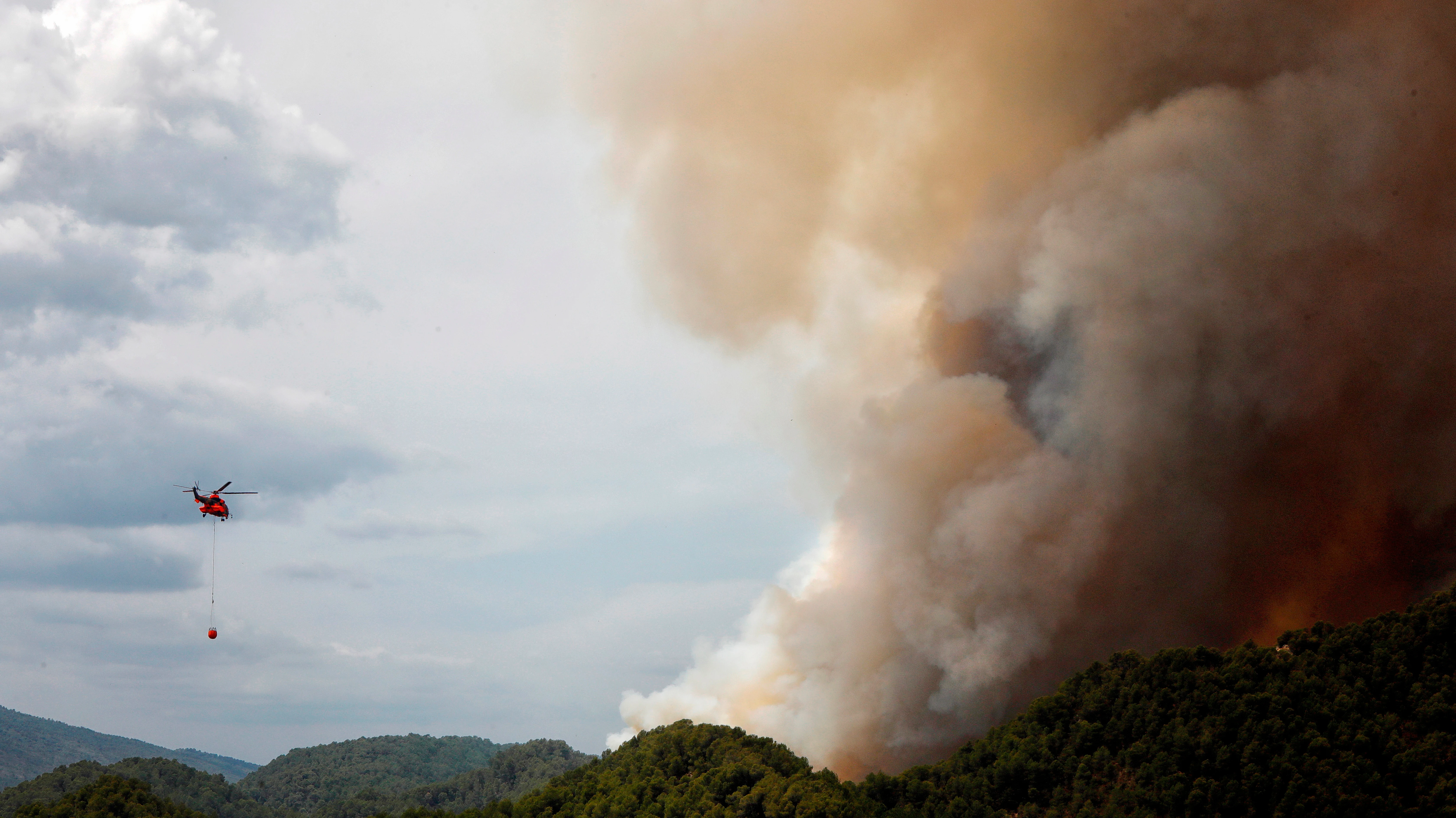 n helicóptero de la UME trabaja en la extinción del incendio en la sierra de Santa María de Miralles