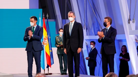 Sánchez, Felipe VI y Feijóo, durante la ceremonia de entrega de la Medalla de Galicia Sánchez, Felipe VI y Feijóo, durante la ceremonia de entrega de la Medalla de Galicia
