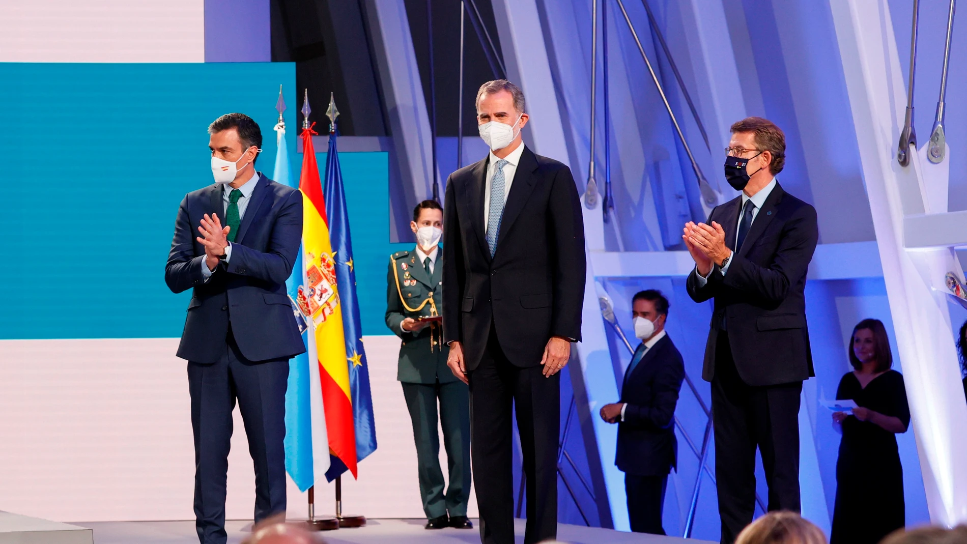 Sánchez, Felipe VI y Feijóo, durante la ceremonia de entrega de la Medalla de Galicia