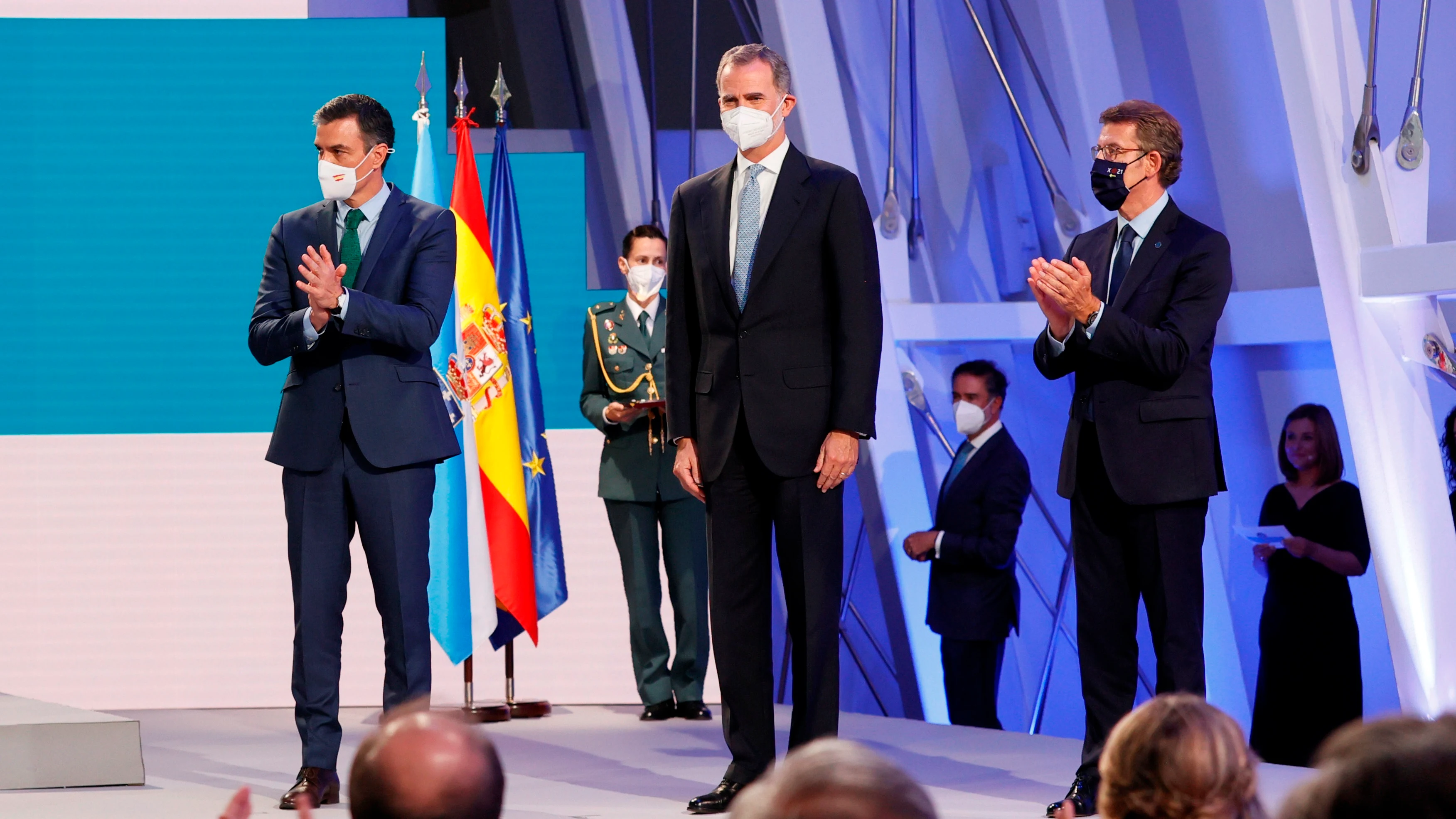 Sánchez, Felipe VI y Feijóo, durante la ceremonia de entrega de la Medalla de Galicia