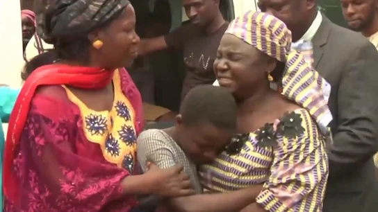 Una familia nigeriana llorando Una familia nigeriana llorando