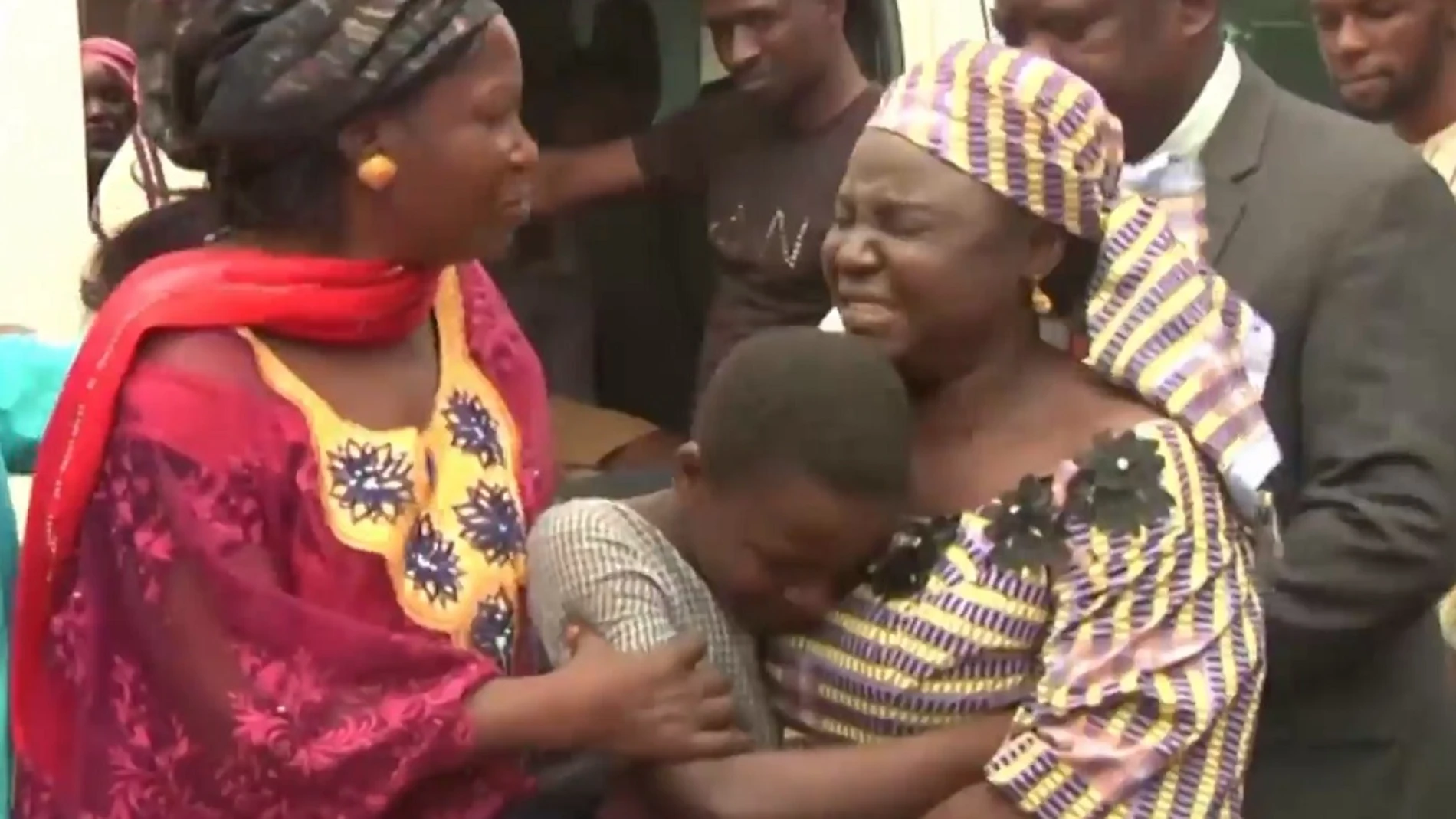 Una familia nigeriana llorando