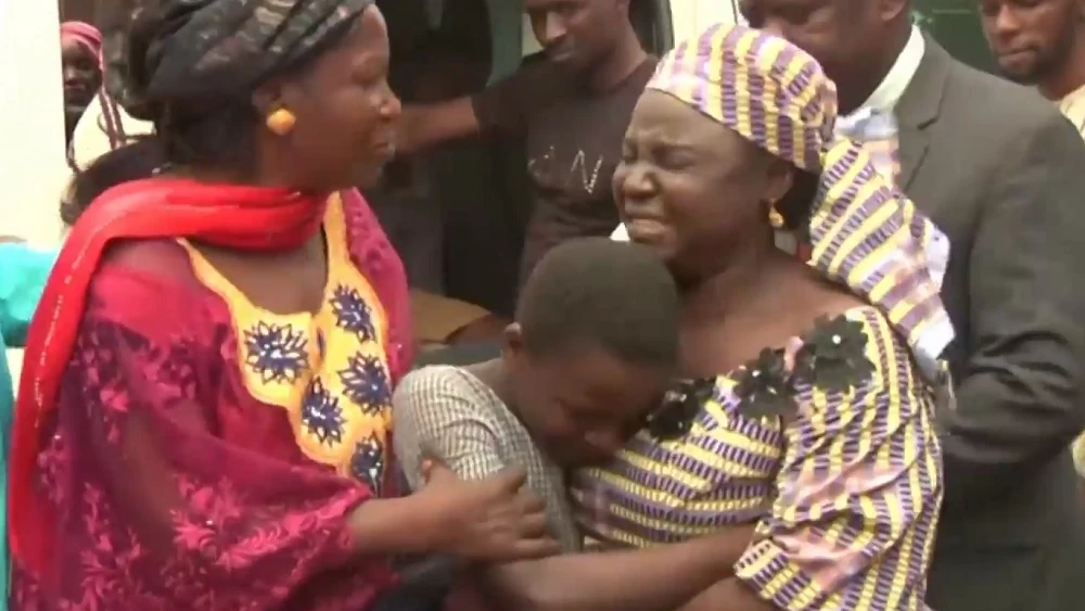 Una familia nigeriana llorando