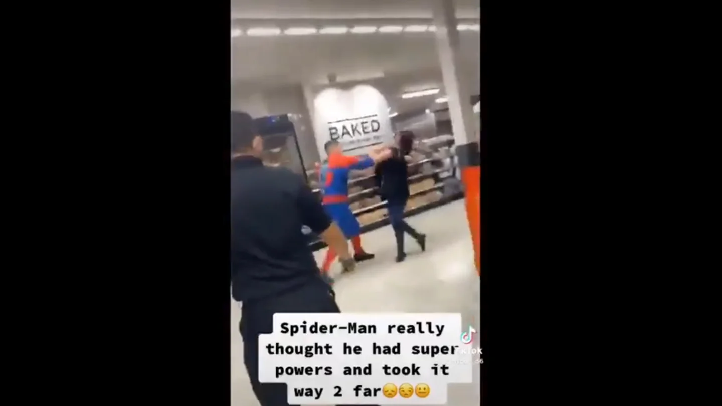 Un hombre disfrazado de Spider-Man agrede a una trabajadora de un supermercado Un hombre disfrazado de Spider-Man agrede a una trabajadora de un supermercado