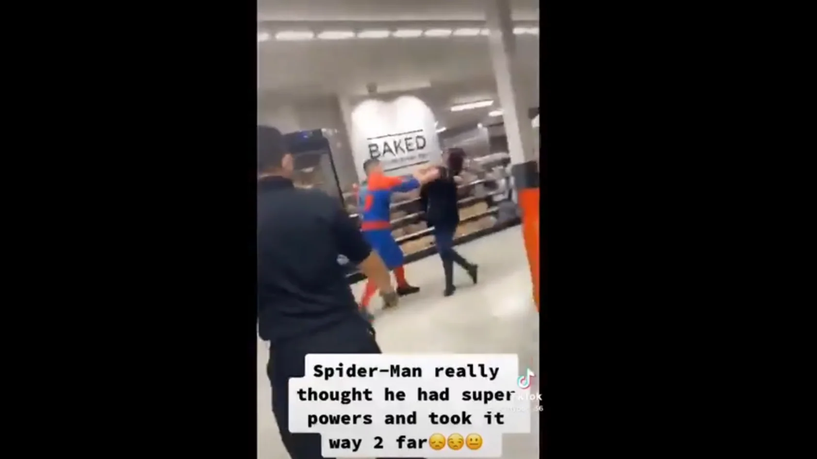 Un hombre disfrazado de Spider-Man agrede a una trabajadora de un supermercado