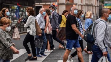 Un grupo de ciudadanos camina por las calles de Bilbao protegidos con mascarillas (archivo)