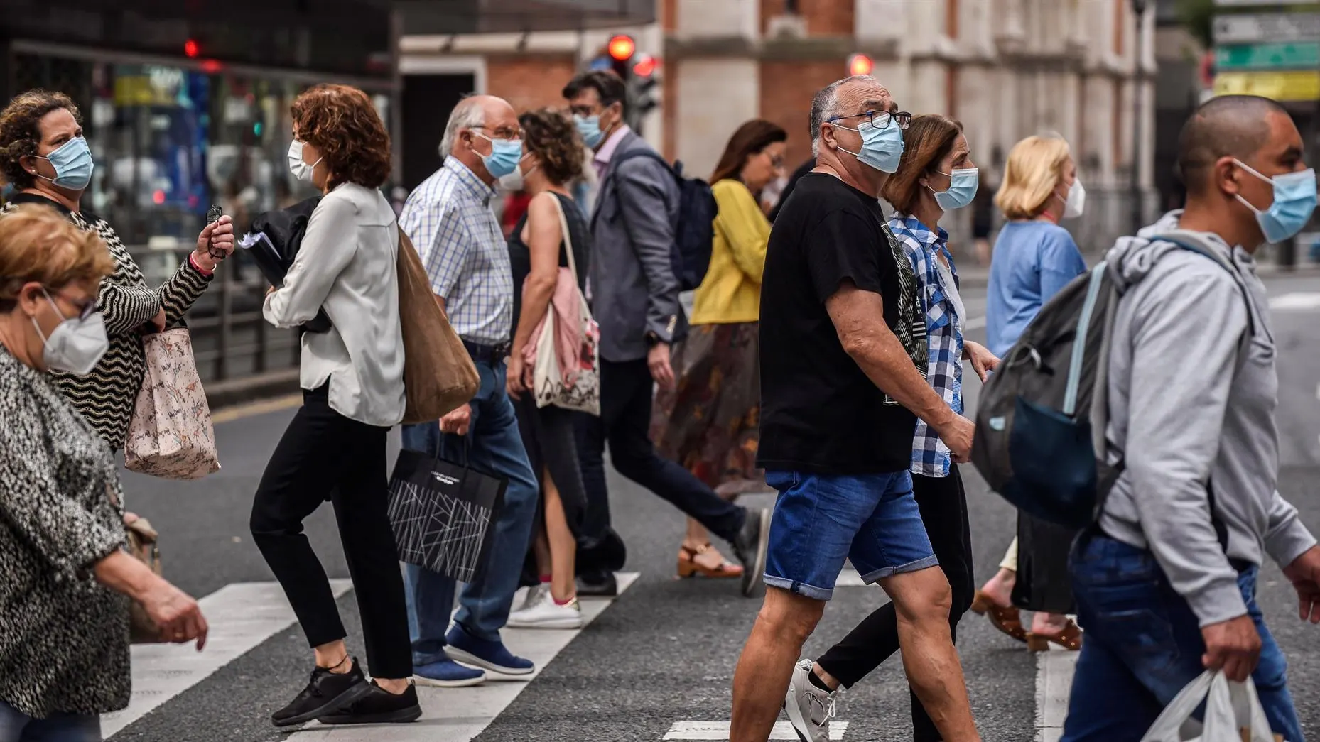 Un grupo de ciudadanos camina por las calles de Bilbao protegidos con mascarillas (archivo)