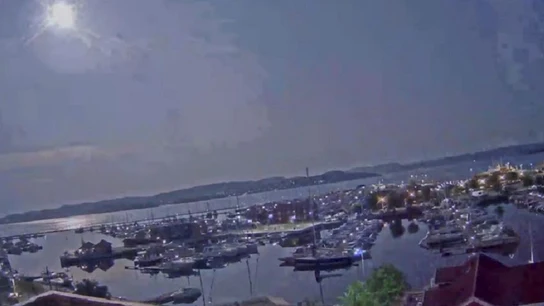 Imagen de un meteorito atravesando el cielo del sur de Noruega Imagen de un meteorito atravesando el cielo del sur de Noruega