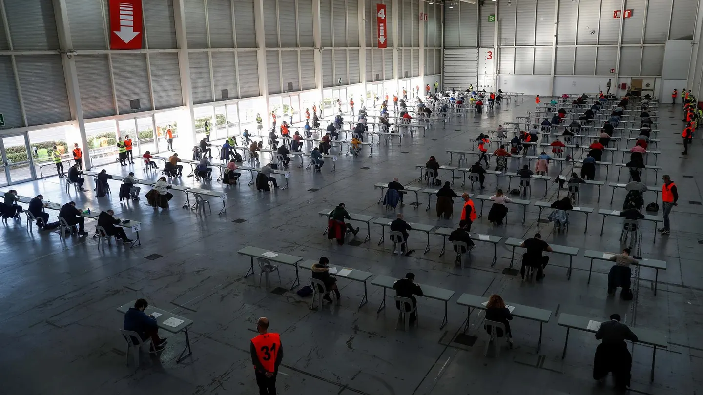 Imagen de archivo de personas examinándose para la Administración Pública. Imagen de archivo de personas examinándose para la Administración Pública.