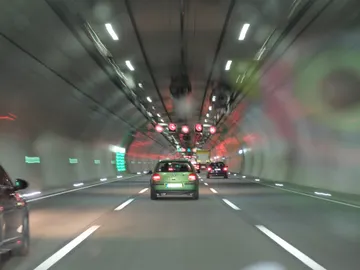 Túnel con varios carriles en un mismo sentido Túnel con varios carriles en un mismo sentido