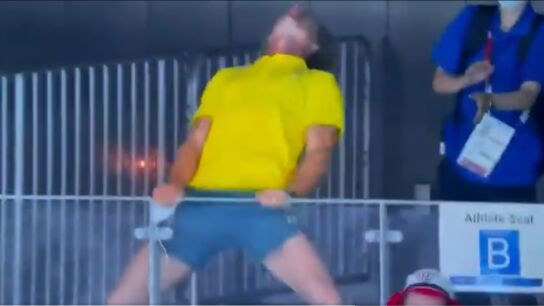 El entrenador de la nadadora Ariarne Titmus y su celebraci&oacute;n al batir a Katie Ledecky en los 400 libres