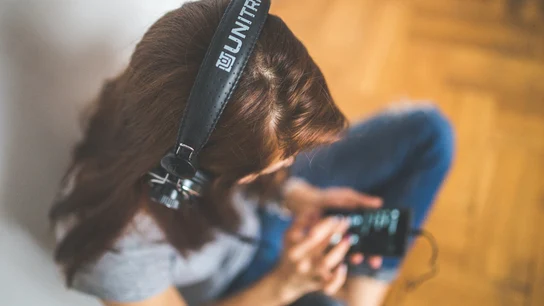 Una persona escucha música con cascos (Archivo) Una persona escucha música con cascos (Archivo)