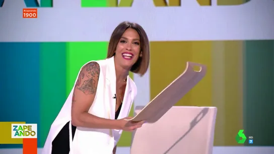 El surrealista momento en el que Lorena Castell desvela que usa una bandeja para elevarse en su silla: "Soy tan bajita que me hundo" El surrealista momento en el que Lorena Castell desvela que usa una bandeja para elevarse en su silla: "Soy tan bajita que me hundo"